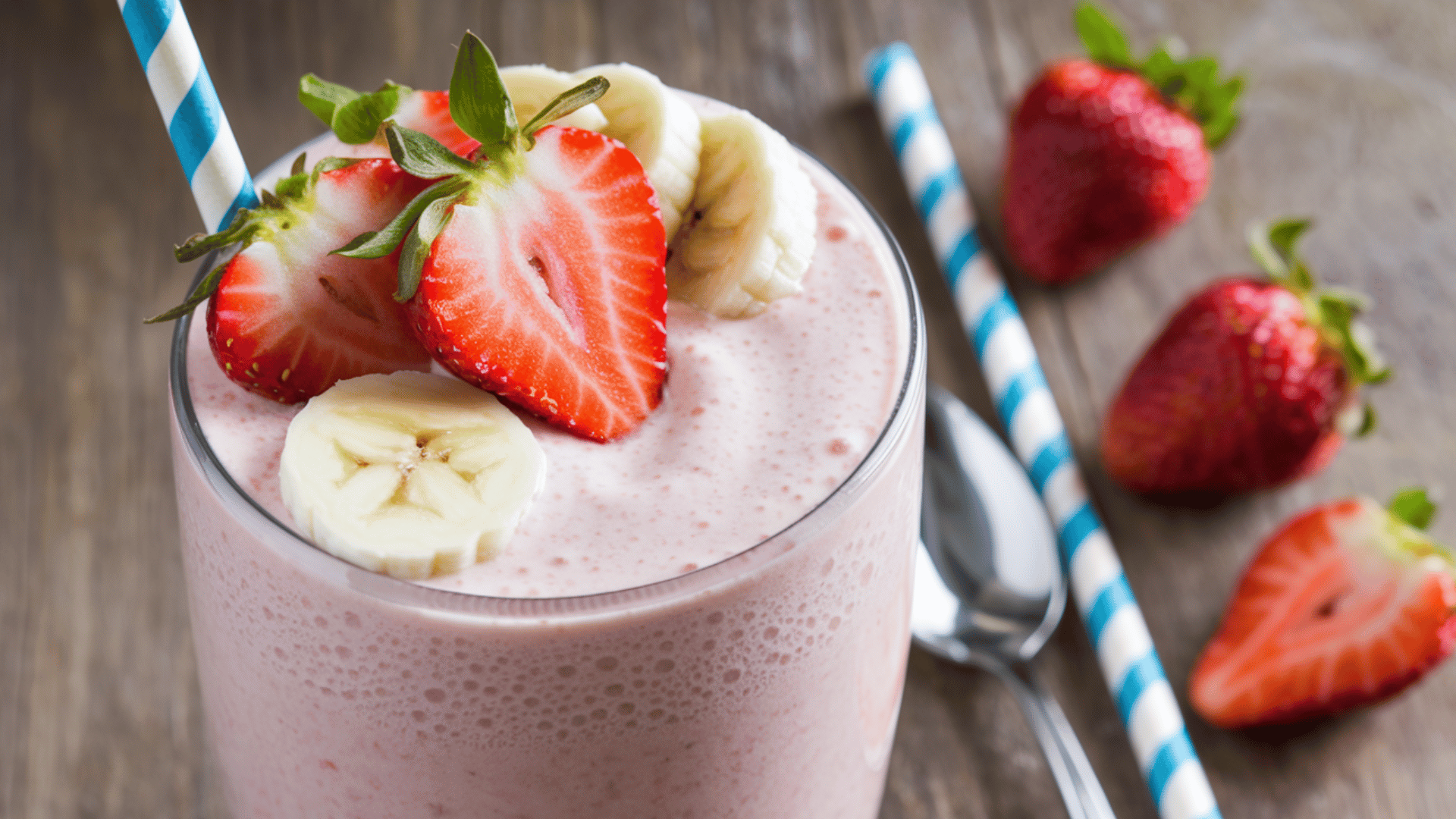creamy strawberry banana smoothie with Greek yogurt for a nutritious snack