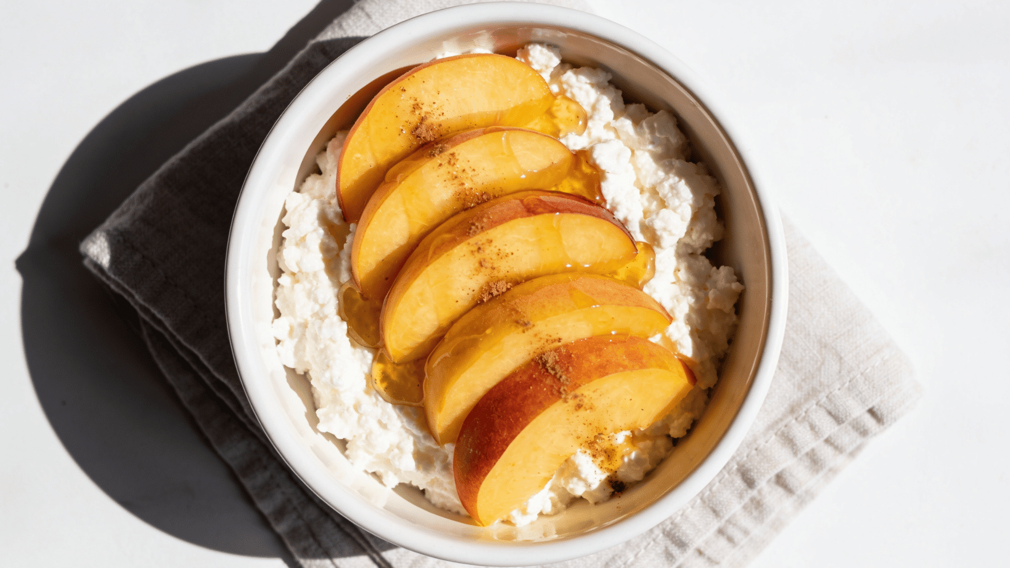cottage cheese bowl with fresh peach slices honey drizzle and cinnamon, healthy quick meal ideas for kids