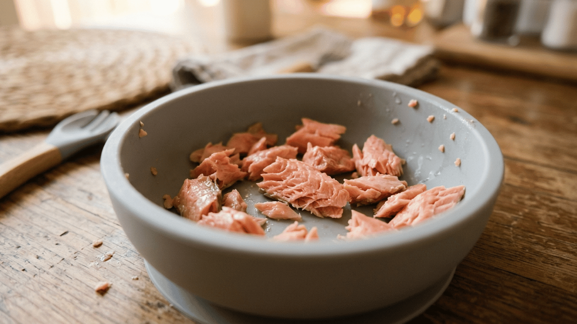 flaky baked salmon sticks served in a silicone toddler bowl as a <echighlighted><echighlighted><echighlighted><echighlighted><echighlighted><echighlighted><echighlighted><echighlighted><echighlighted>baby dinner</echighlighted></echighlighted></echighlighted></echighlighted></echighlighted></echighlighted></echighlighted></echighlighted></echighlighted> idea