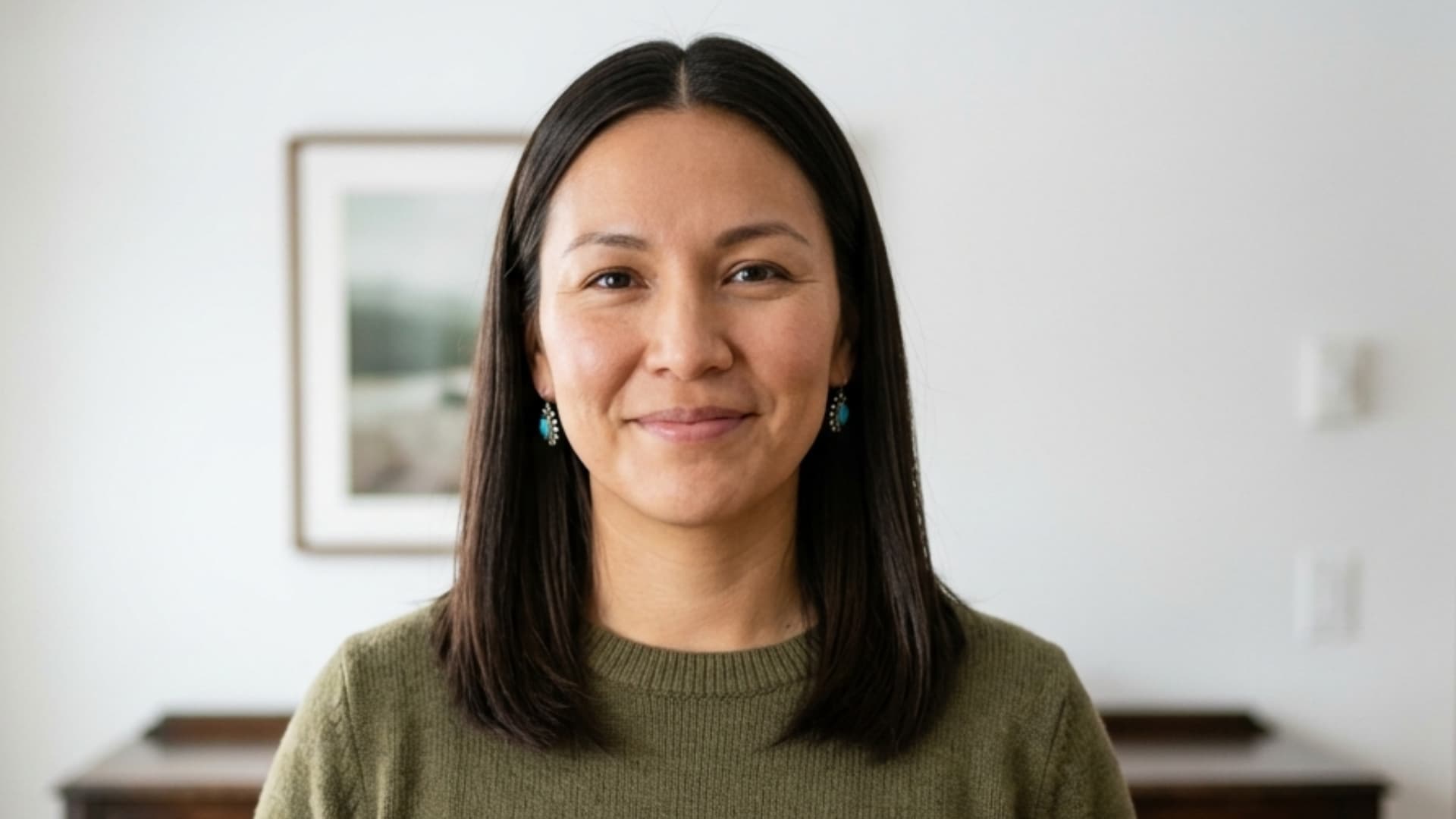 indigenous woman with a shoulder length one length cut featuring straight dark hair and even ends