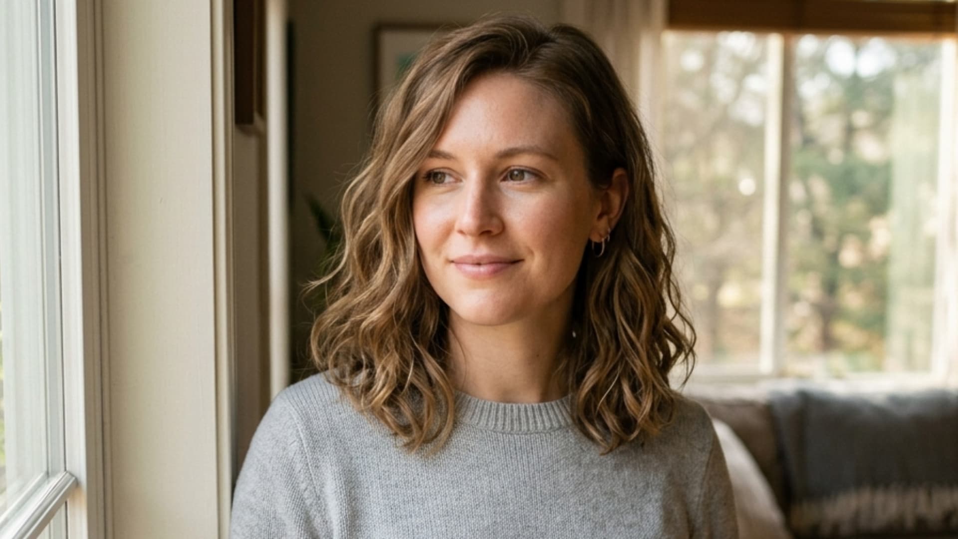 white woman with a shoulder skimming wavy lob featuring loose waves and a soft side part