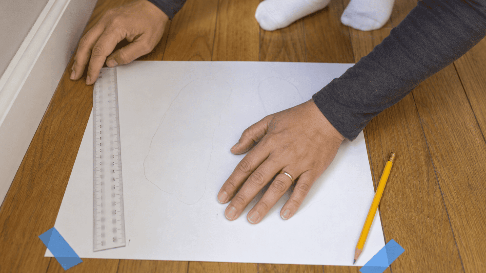 measuring toddler foot length in centimeters with a ruler to find the correct toddler shoe size